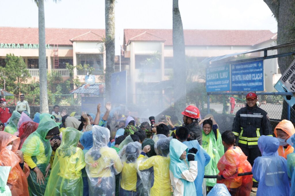 Pembelajaran Penanganan Api Sejak Dini, Warnai International Firefighters' Day 2026 di RU IV Cilacap whatsapp image 2026 06 06 at 18.37.02 (2)