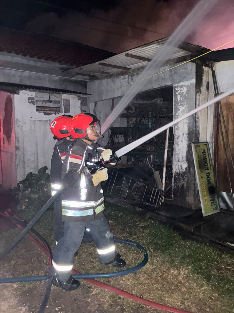 Pertamina Fire Brigade RU Cilacap Bantu Proses Pemadaman Kebakaran Ruko di Jalan Tendean